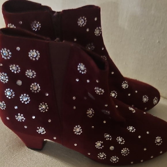 Joan Boyce Silver and Wine Zipper Ankle Booties with Studded Detail - Size 8 - Picture 4 of 8